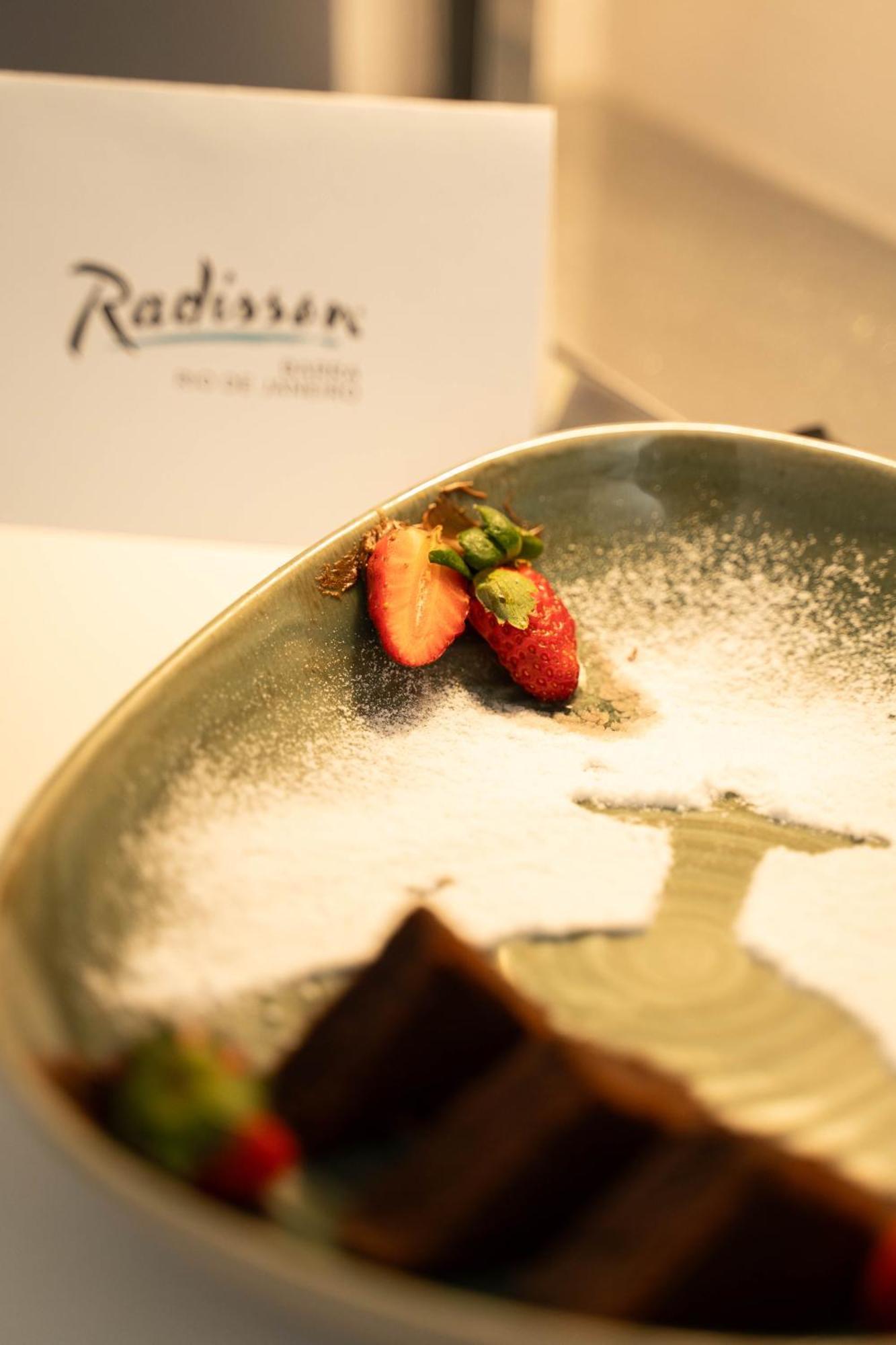 Hotel Radisson Rio De Janeiro Barra Esterno foto A dessert at the restaurant