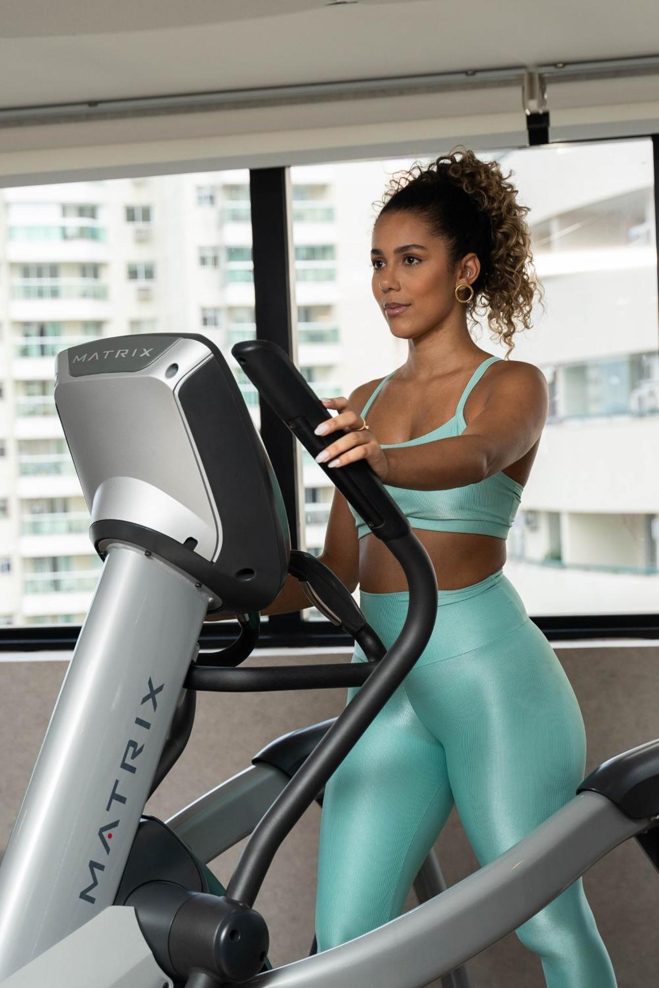 Hotel Radisson Rio De Janeiro Barra Esterno foto A woman using a cross trainer