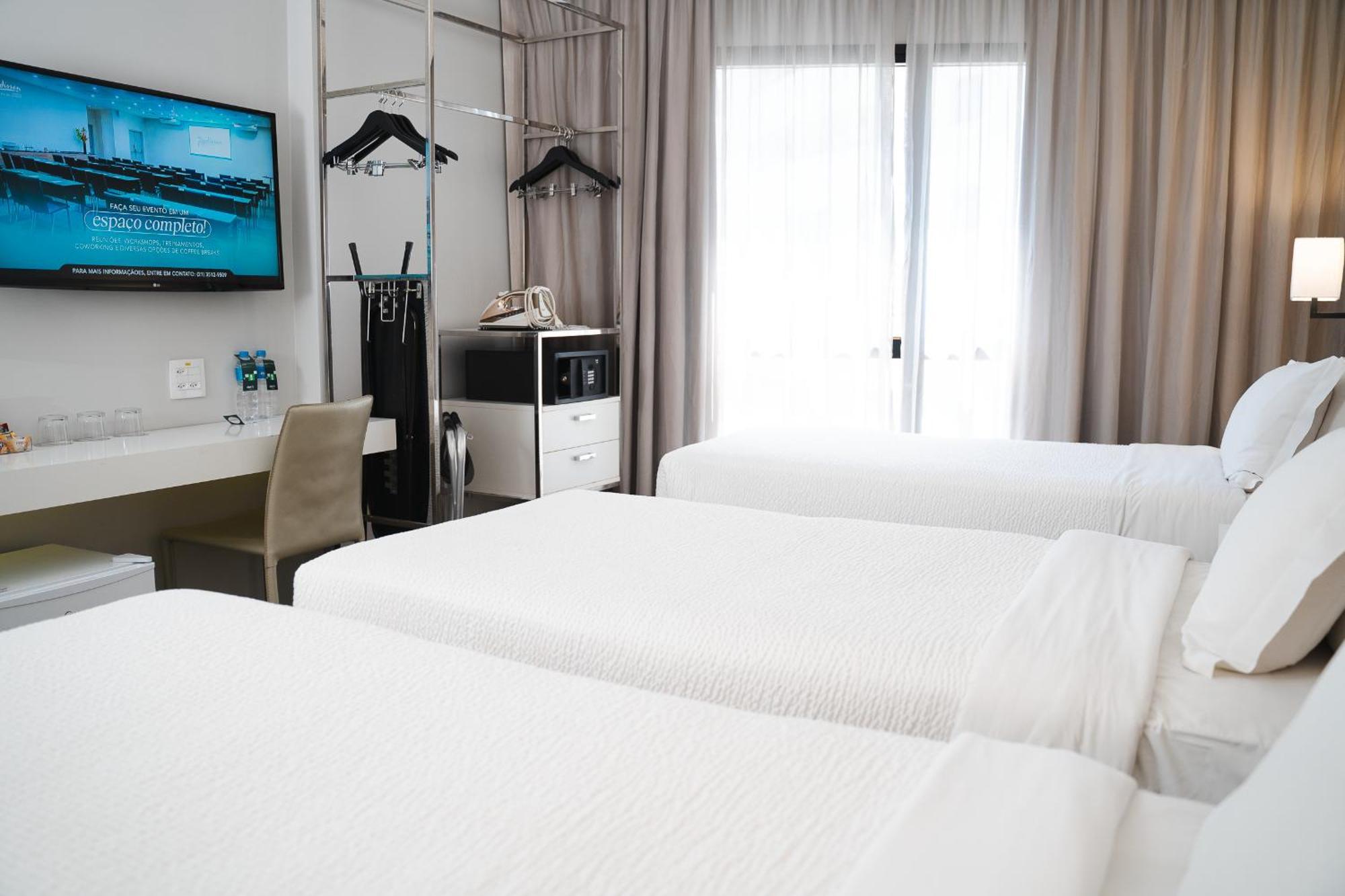 Hotel Radisson Rio De Janeiro Barra Esterno foto A room at the hotel