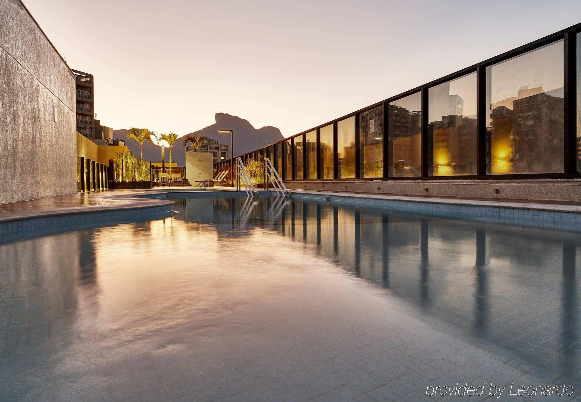 Hotel Radisson Rio De Janeiro Barra Esterno foto The rooftop pool at the hotel