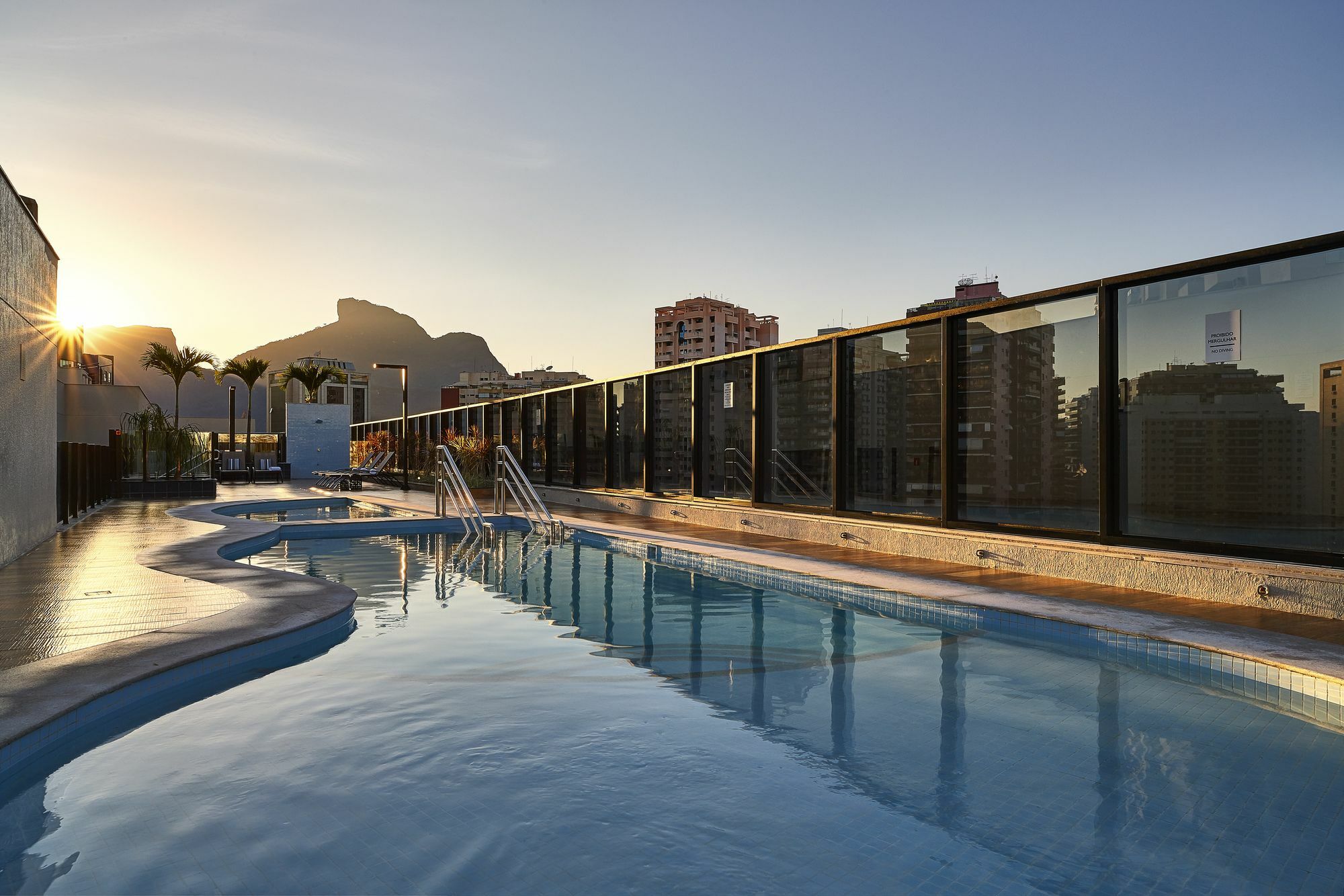 Hotel Radisson Rio De Janeiro Barra Esterno foto The rooftop pool at the hotel